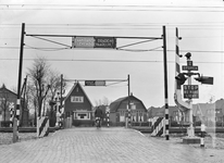 169437 Gezicht op de met halve overwegbomen beveiligde spoorwegovergang aan de Zevenhuizerlaan te Heiloo.N.B. De bomen ...